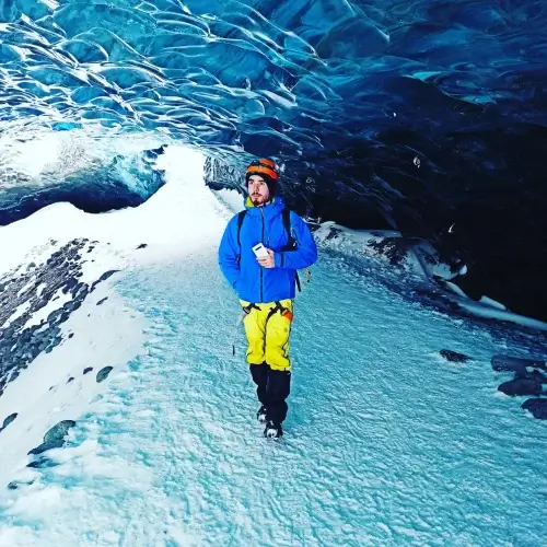 sapphire ice cave local guide of vatnajokull