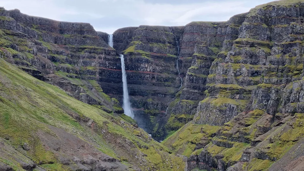 strutsfoss waterfall iceland